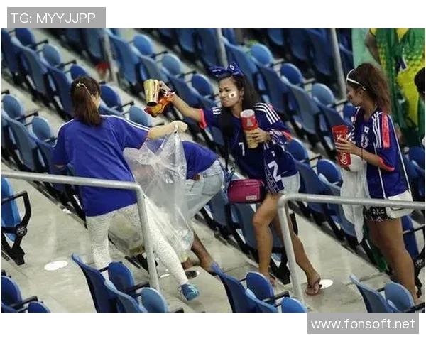 足球明星在家亲自打扫卫生展现不为人知的生活一面